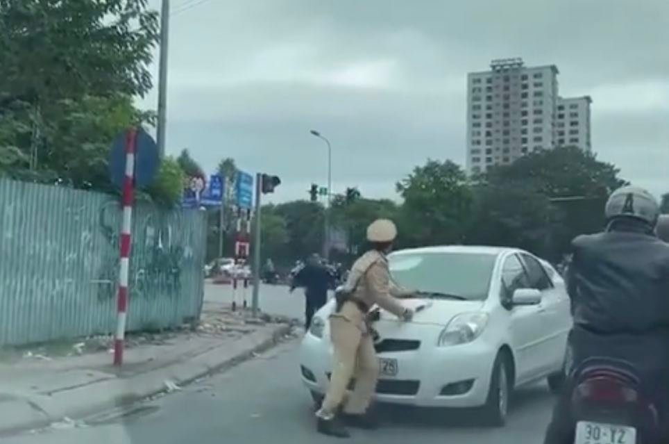 Hà Nội: Yêu cầu xử lý nghiêm nữ tài xế ôtô đâm thẳng vào CSGT 